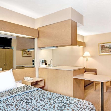 Days Inn By Wyndham Sturbridge Eksteriør billede